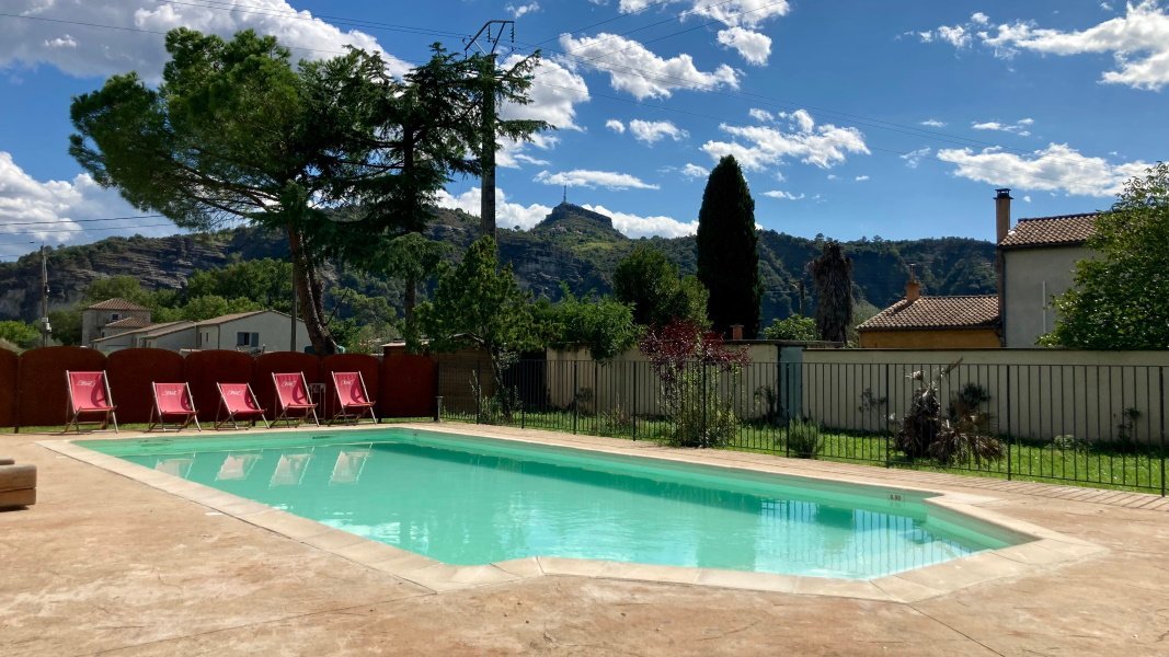 La piscine de l'hôtel restaurant Le Plan B à Ruoms en Sud Ardèche